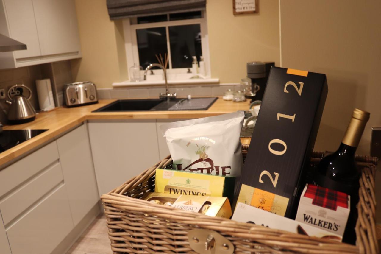 Canal View Cottage With Log Fire & Parking Blisworth Екстер'єр фото