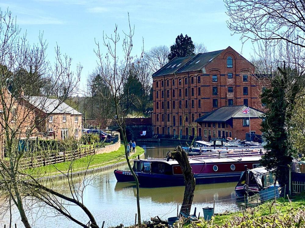 Canal View Cottage With Log Fire & Parking Blisworth Екстер'єр фото